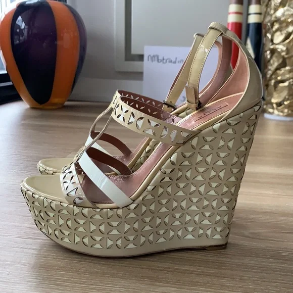 【ALAIA】CUBE スエードゴートスキン ウェッジミュール ALAÏA CUBE スエードゴートスキン トングミュール | ミュール